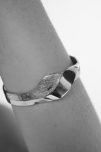 Load image into Gallery viewer, Tutti Wave Bangle - Silver & Gold