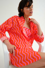 Load image into Gallery viewer, Compañía Fantástica Wave Shirt - Red & Pink