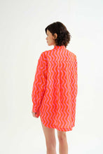 Load image into Gallery viewer, Compañía Fantástica Wave Shirt - Red & Pink