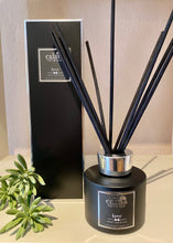 Load image into Gallery viewer, Floral woody scented soy candle