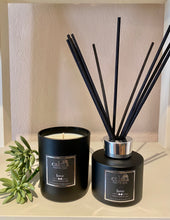 Load image into Gallery viewer, Floral woody scented soy candle