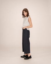 Load image into Gallery viewer, Grace &amp; Mila Twill Cropped Trousers - Navy
