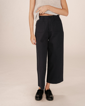 Load image into Gallery viewer, Grace &amp; Mila Twill Cropped Trousers - Navy
