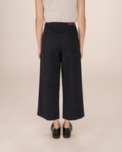 Load image into Gallery viewer, Grace &amp; Mila Twill Cropped Trousers - Navy
