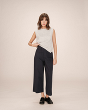 Load image into Gallery viewer, Grace &amp; Mila Twill Cropped Trousers - Navy
