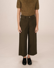 Load image into Gallery viewer, Grace &amp; Mila Twill Cropped Trousers - Khaki
