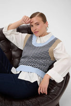 Load image into Gallery viewer, Culture Crona Knitted Vest - 2 colours
