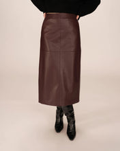 Load image into Gallery viewer, Grace &amp; Mila Sirene Faux Leather Skirt - Bordeaux
