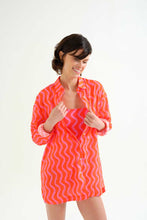 Load image into Gallery viewer, Compañía Fantástica Wave Shirt - Red &amp; Pink
