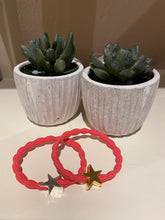 Load image into Gallery viewer, Coral and Gold/Silver star bracelet 

